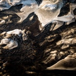 ijsplakjes-aan-rivieroever-in-ijsland